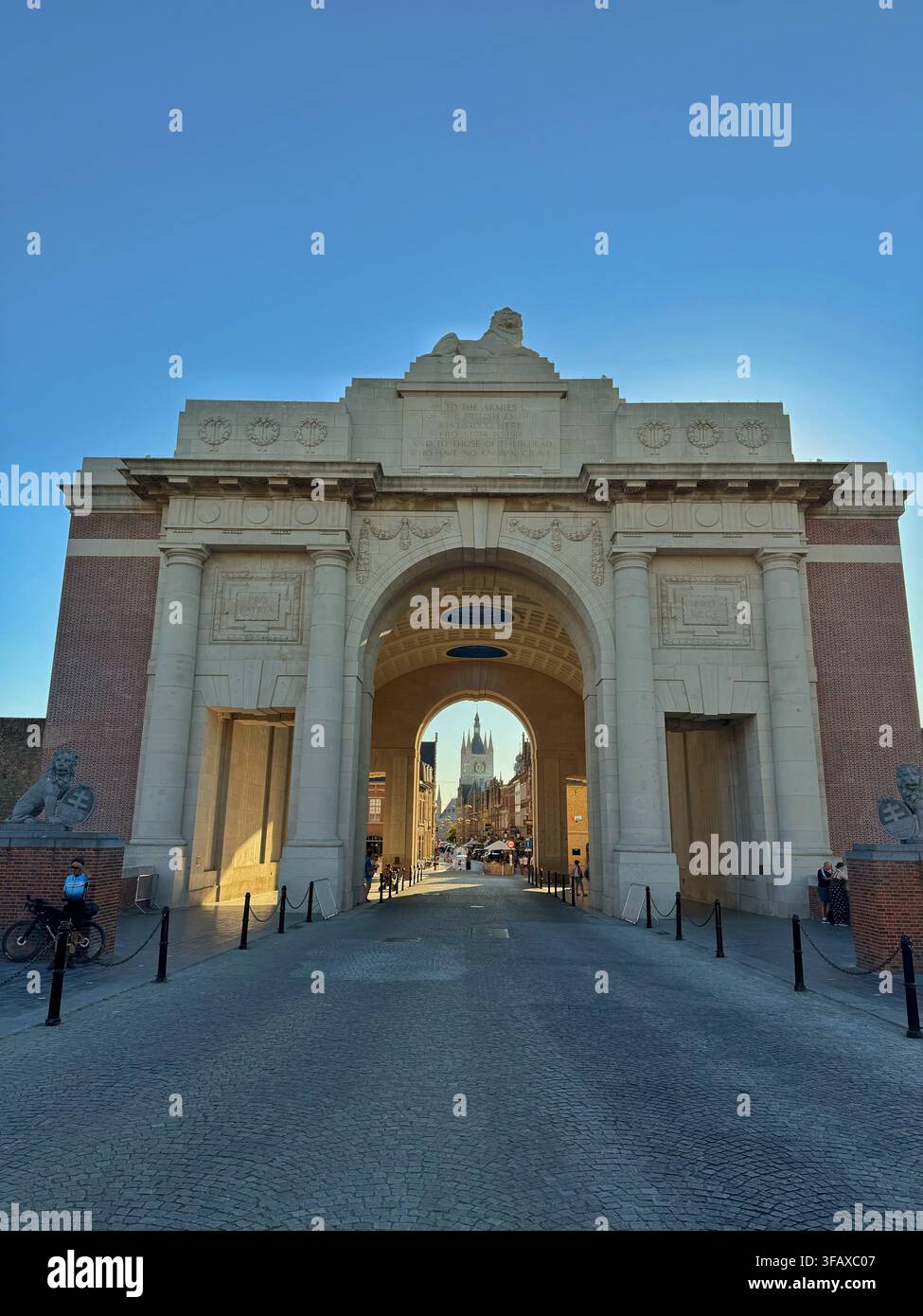 Menin Gate-Denkmal für die Vermissten in Ypern, Belgien. - Smartphone-aufgenommenes Stockfoto