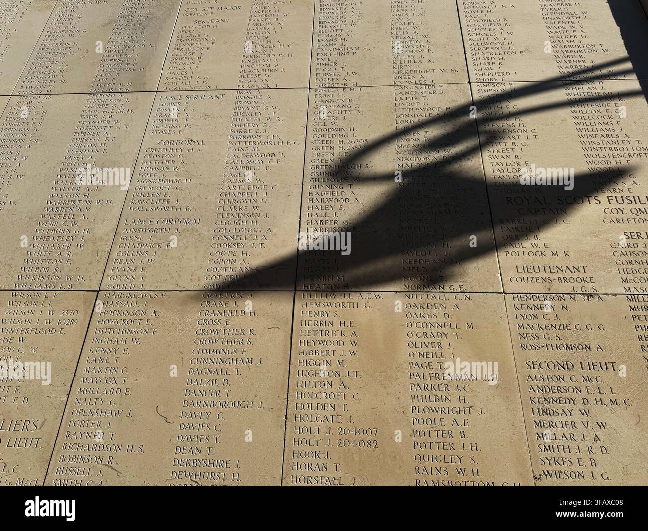 Namen der vermissten Soldaten auf dem Menin Gate-Denkmal für die Vermissten in Ypern, Belgien. - Smartphone-aufgenommenes Stockfoto