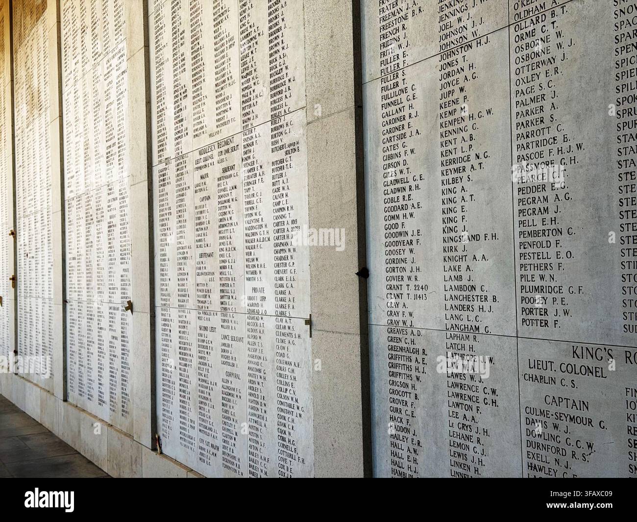 Namen der vermissten Soldaten auf dem Menin Gate-Denkmal für die Vermissten in Ypern, Belgien. - Smartphone-aufgenommenes Stockfoto