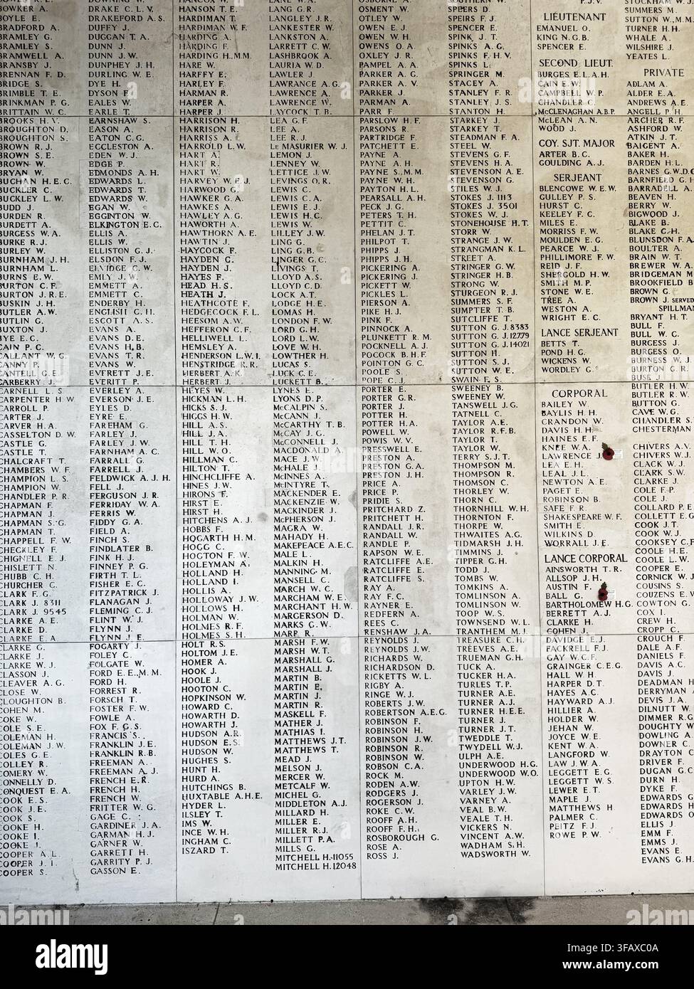 Namen der vermissten Soldaten auf dem Menin Gate-Denkmal für die Vermissten in Ypern, Belgien. - Smartphone-aufgenommenes Stockfoto
