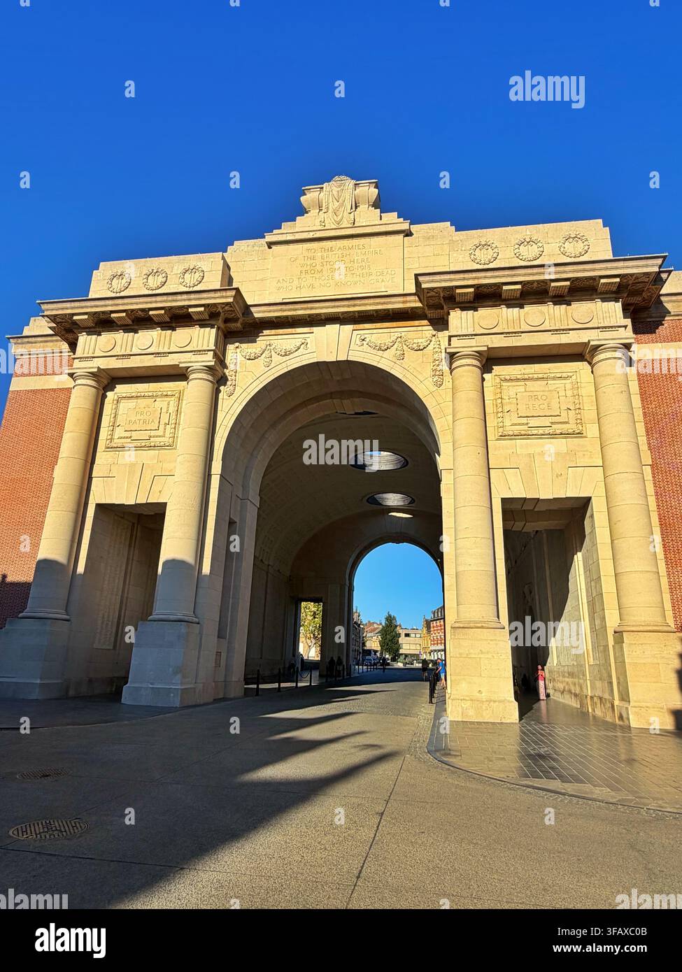 Die Menin Gate Memorial auf die Fehlenden, Ypern, Belgien - Smartphone-aufgenommenes Stockfoto