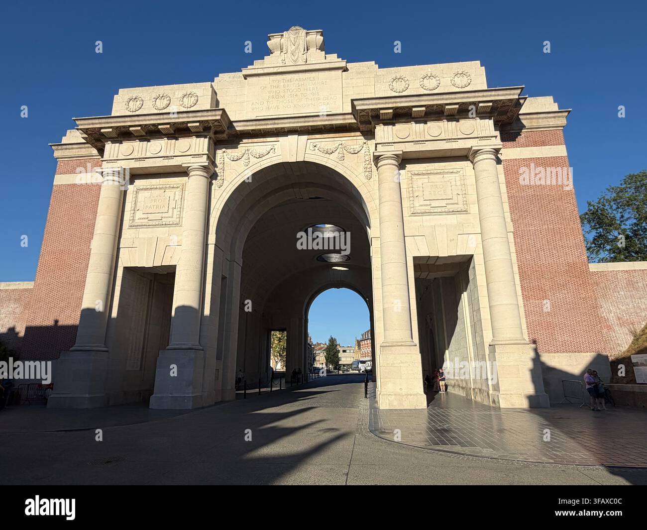 Das Menin Gate-Denkmal für die Vermissten in Ypern, Belgien. - Smartphone-aufgenommenes Stockfoto