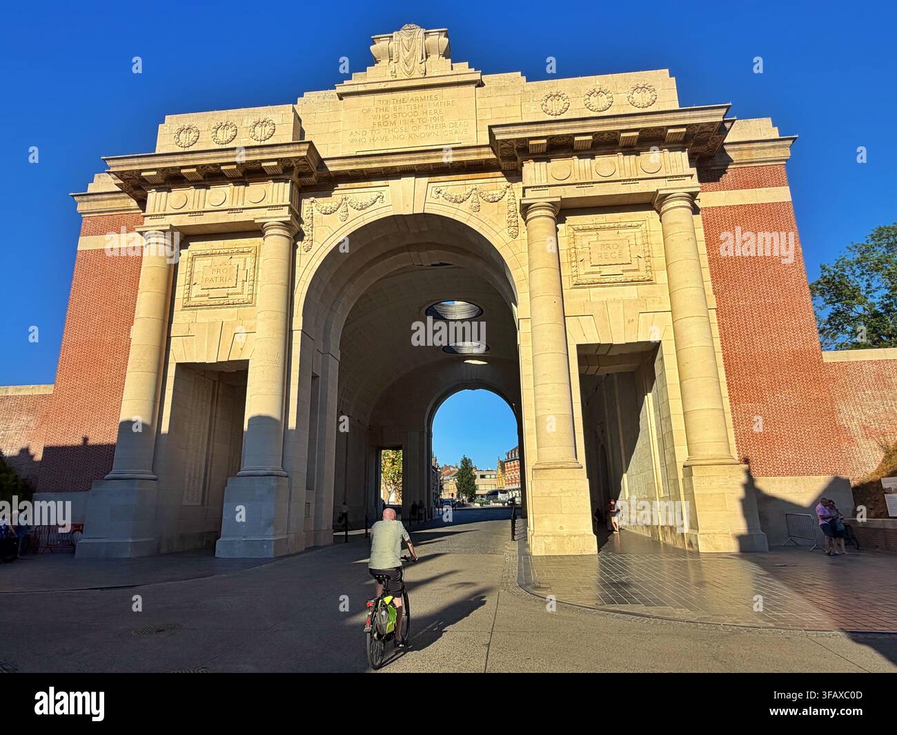 Das Menin Gate-Denkmal für die Vermissten in Ypern, Belgien. - Smartphone-aufgenommenes Stockfoto