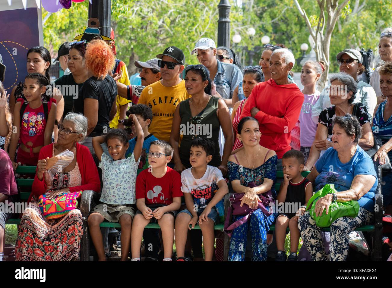 Ciego de Avila, Kuba - 21. August 2026: Menge und Kinder feiern das kulturelle Ereignis El Carnavalito in einem öffentlichen Park. Stockfoto