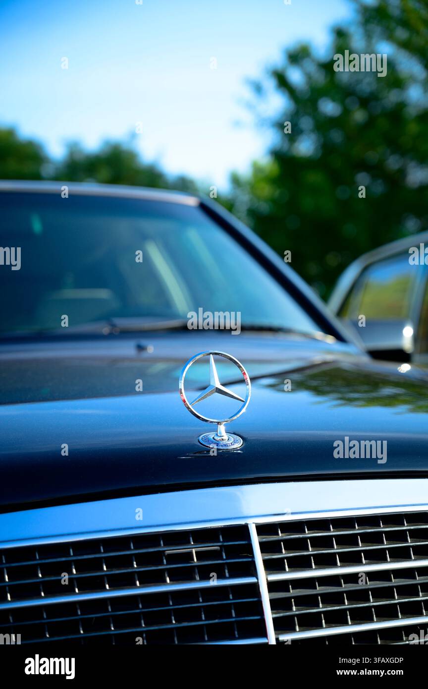 Detaillierte Ansicht des Mercedes-Benz-Emblems, eines international anerkannten Symbols, das mit deutscher Automobiltechnik und Fahrzeuggeschichte verbunden ist Stockfoto