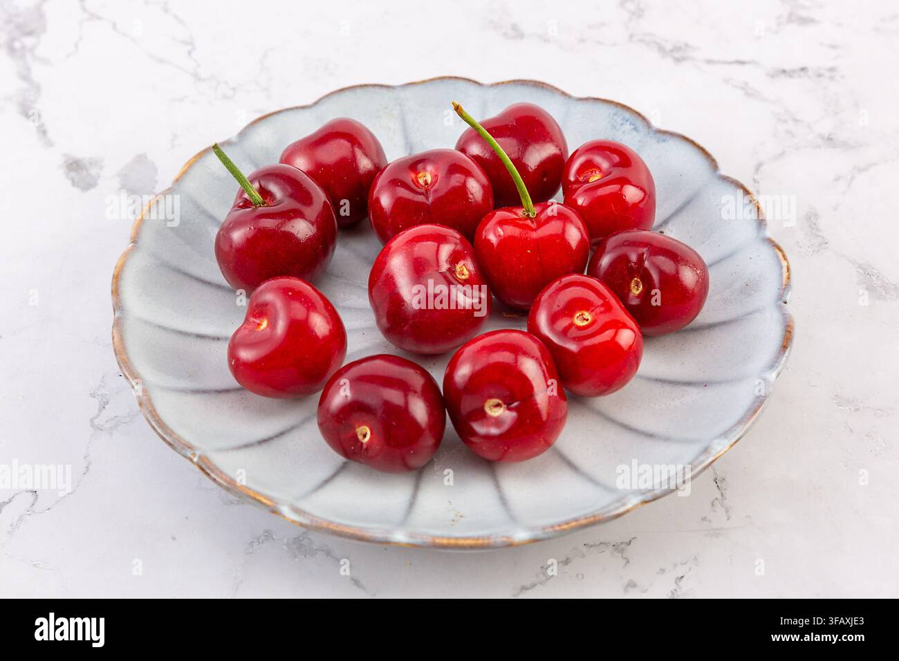 Frische reife rote süße Kirschen, gefüllt mit süßem Saft Stockfoto