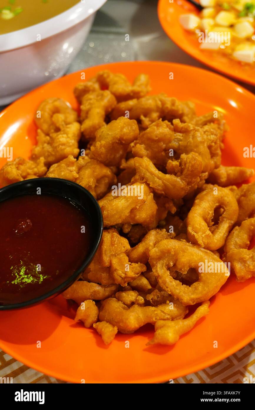 Goldgebratenes Calamari Knuspriger Meeresfrüchte-Vorspeise serviert mit scharfer Dipsauce Stockfoto