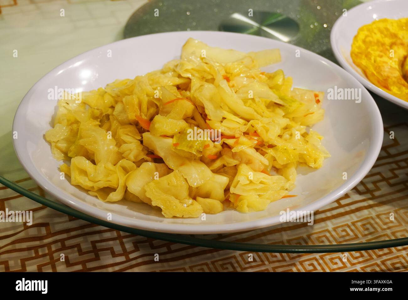 Rührei-Pfanne mit gebratenem Kohl, vegetarisch, Hausmannskost-Beilagengericht Stockfoto