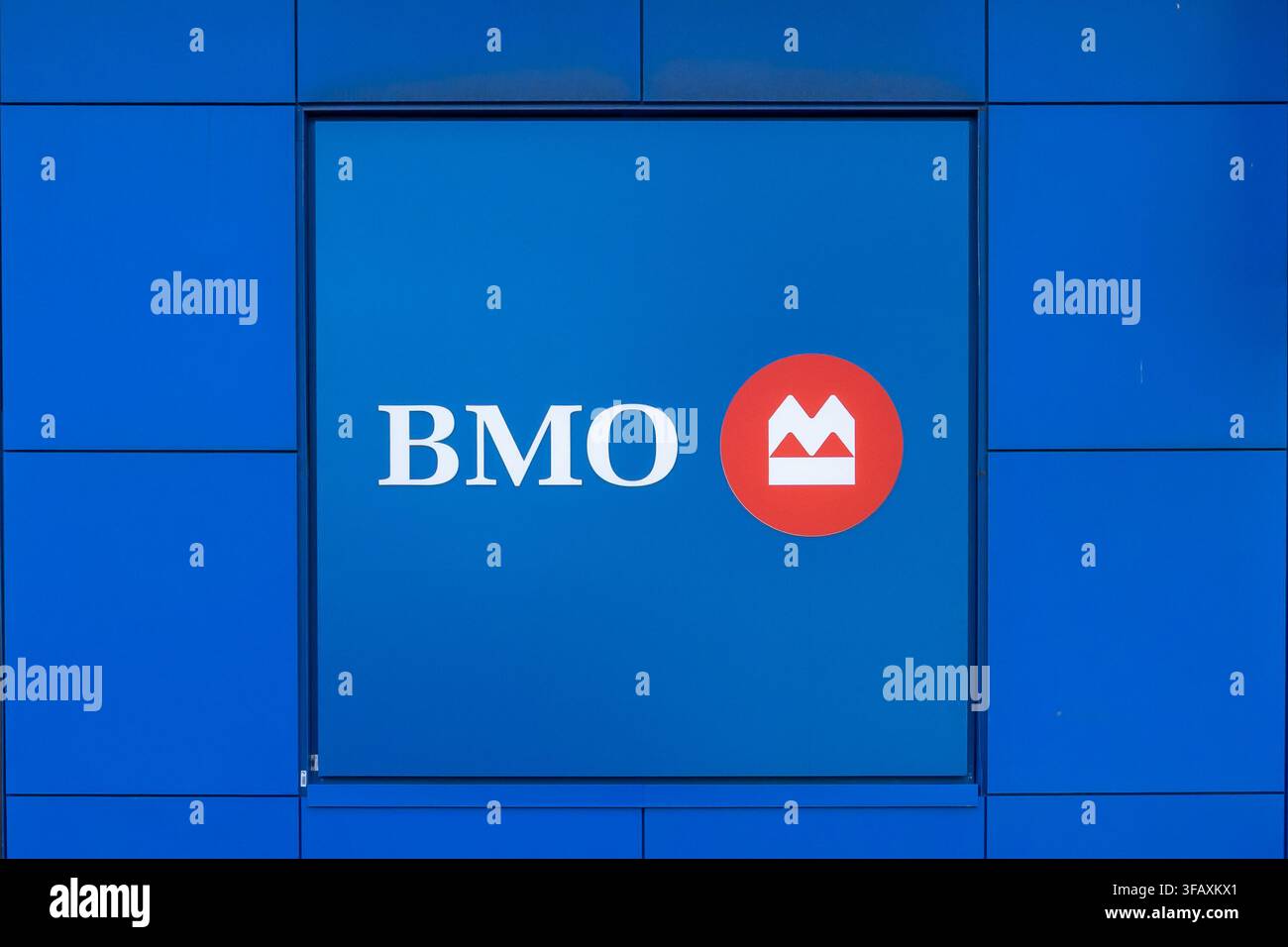 Das Firmenlogo der BMO Financial Group (Bank of Montreal) montiert an einer blauen Wand. Toronto, ON, Kanada. Stockfoto