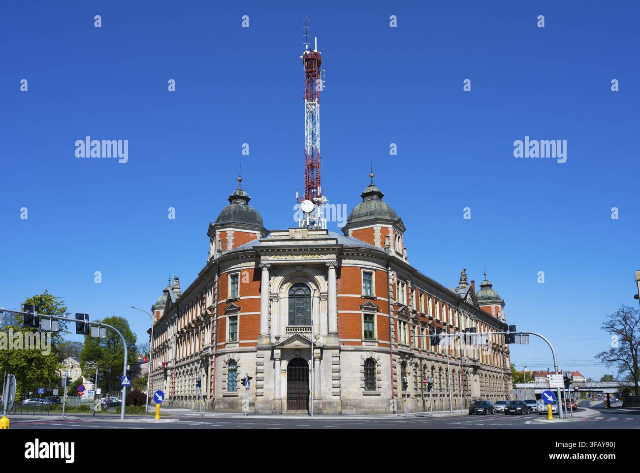 Historisches Gebäude mit roter Backsteinfassade und Turm unter klarem blauem Himmel, Postamt, Legnica, Legnica, Woiwodschaft Niederschlesien, Polen Stockfoto