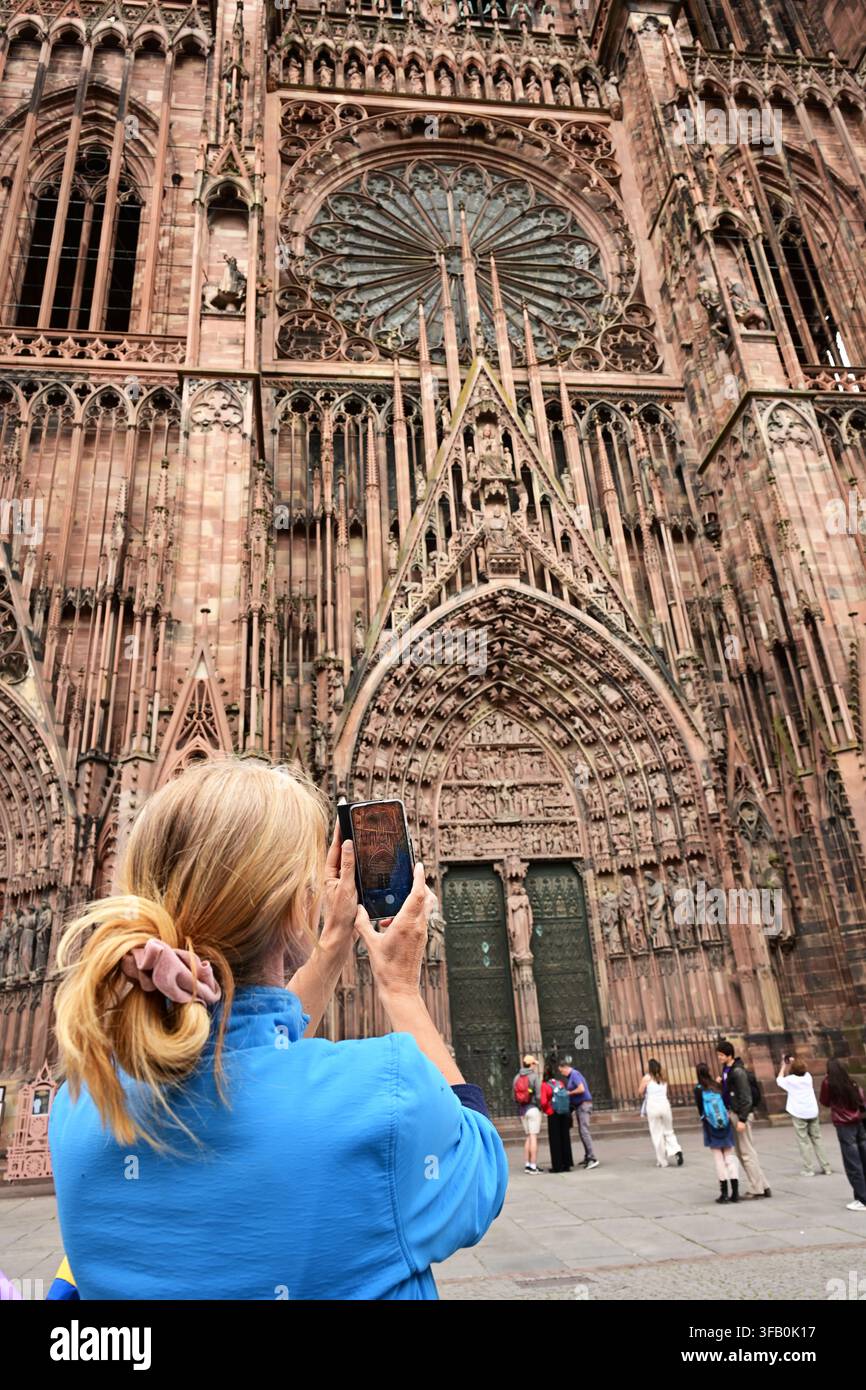 Frau macht ein Foto von der Kathedrale Notre Dame Stockfoto