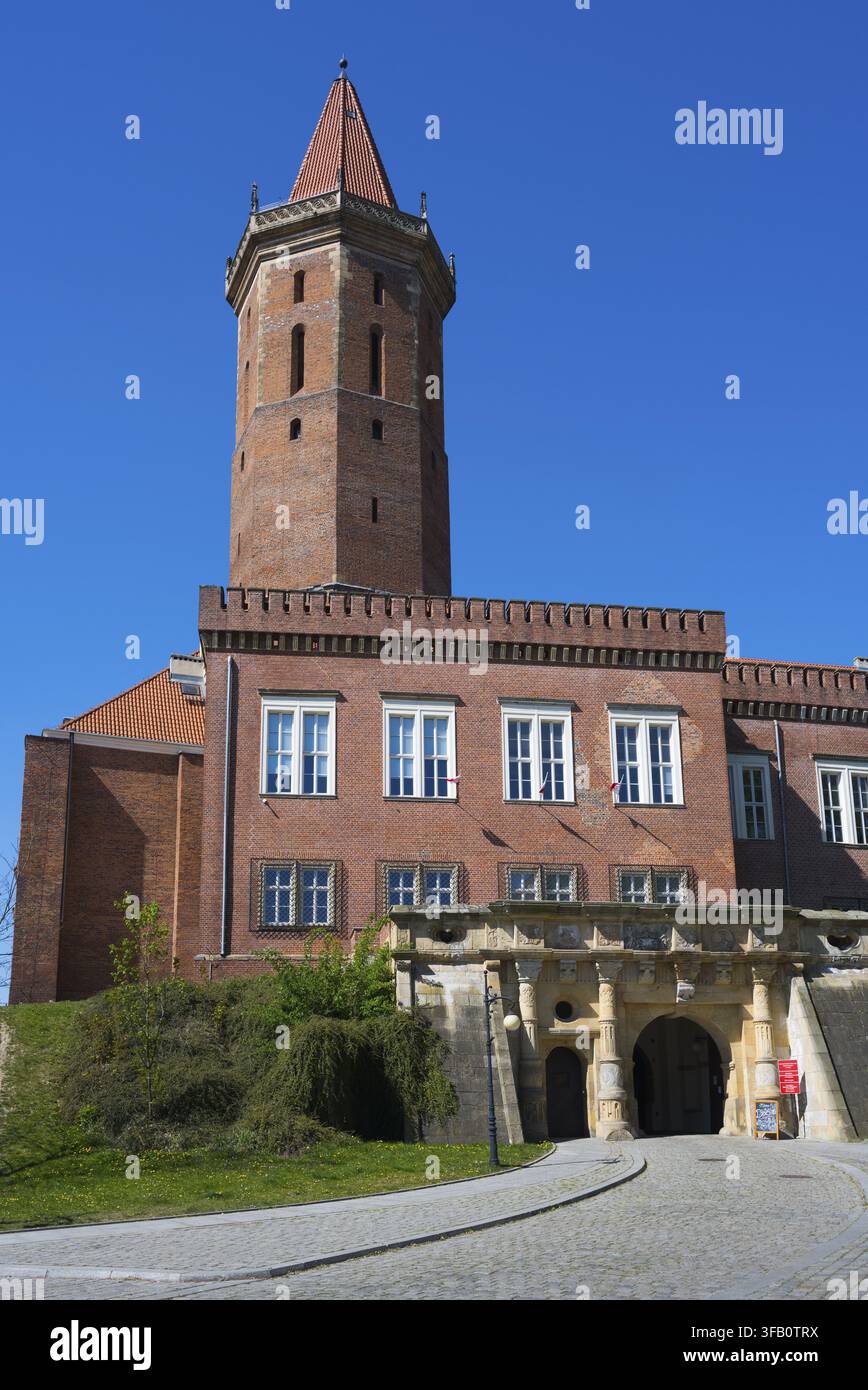 Nahaufnahme eines massiven Backsteinturms mit Toreingang und blauem Himmel im Hintergrund, Piast-Schloss, Legnica, Liegnitz, Woiwodschaft Niederschlesien, Pola Stockfoto