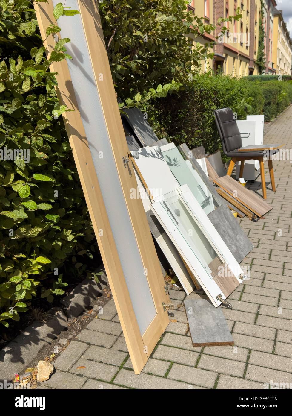 Verlassene Möbel auf der Straße bereit für die Sperrmüllabholung und das RecyclingVertical Stockfoto