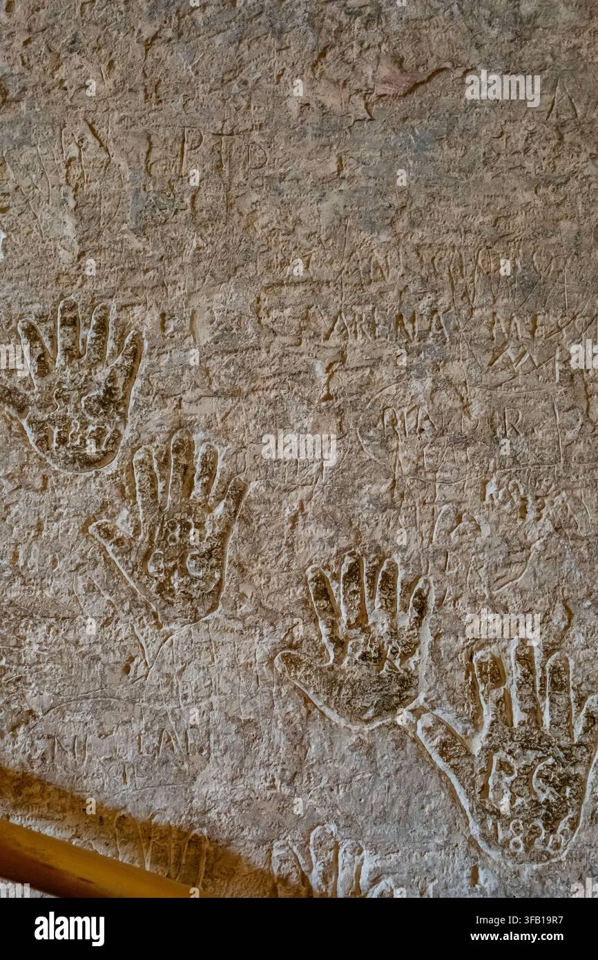 Antike Handschnitzereien von Pilgern auf der Steinmauer, Monte Sant Angelo, Italien Stockfoto