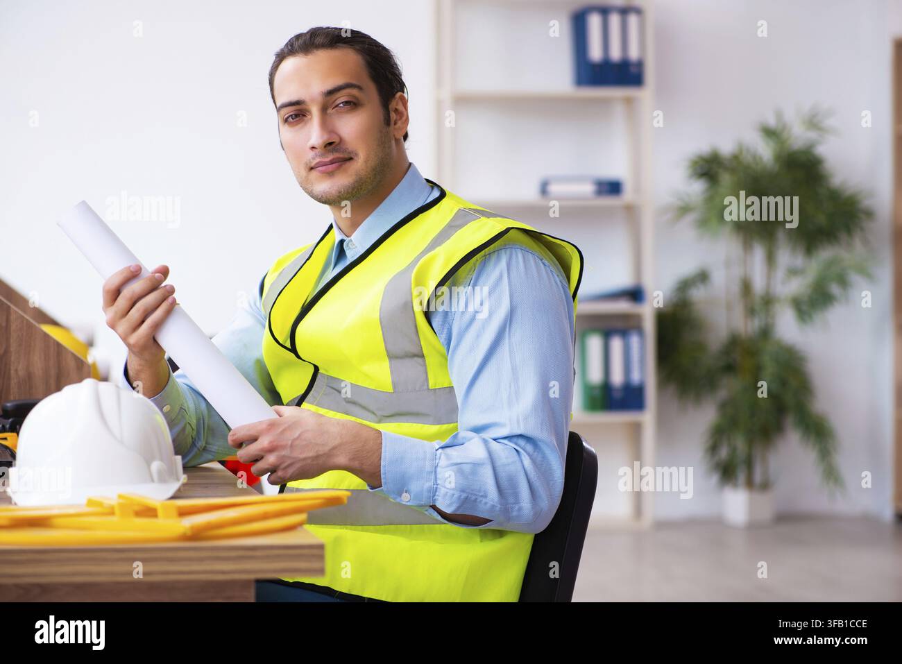 Männliche Architekten arbeiten im Büro Stockfoto