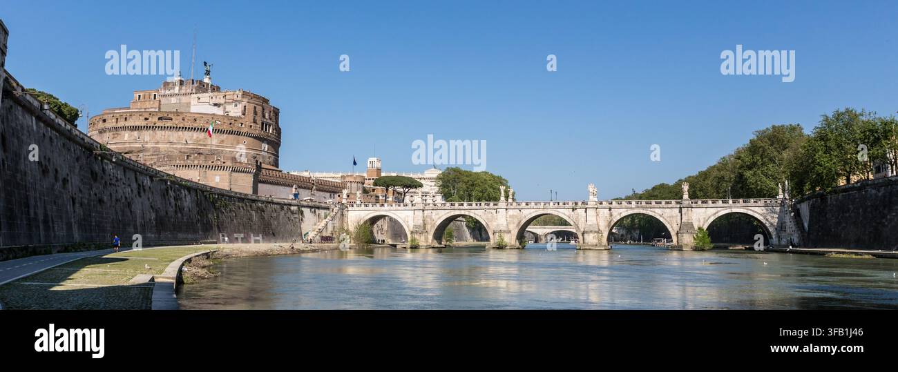 Panoramablick auf das ikonische Castel Sant'Angelo und die Ponte Sant'Angelo, die den Tiber in Rom, Italien, unter einem klaren blauen Himmel an einem hellen Sonnentag überspannt Stockfoto