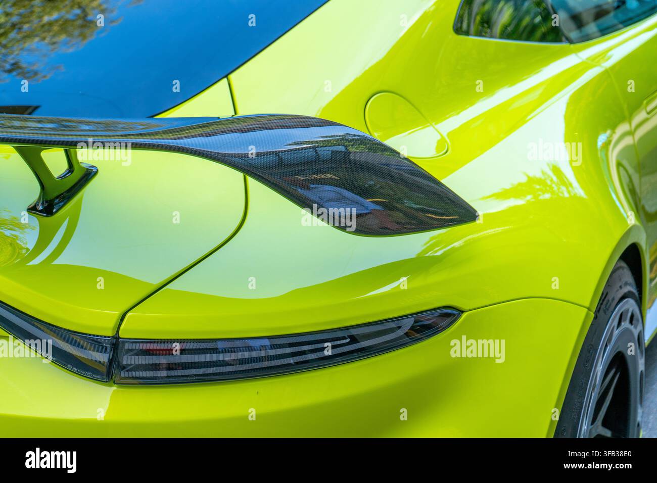 Limettengrüner Aston Martin V12 Vantage Sportwagen Zürich, Schweiz - 23. Juni 2026 Stockfoto