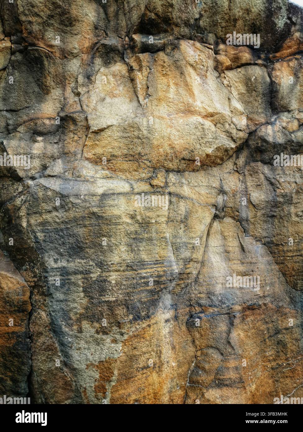 Nahaufnahme der Oberfläche einer natürlichen Steinklippe Stockfoto