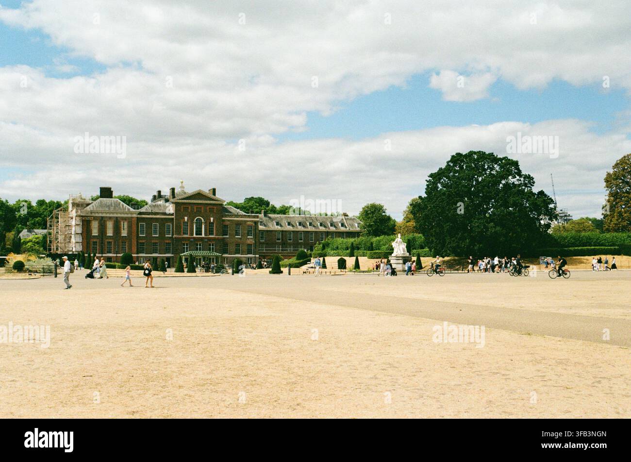 Kensington Palace und Kensington Gardens, London, UK, während der Dürre im August 2026, mit vertrocknetem Gras Stockfoto