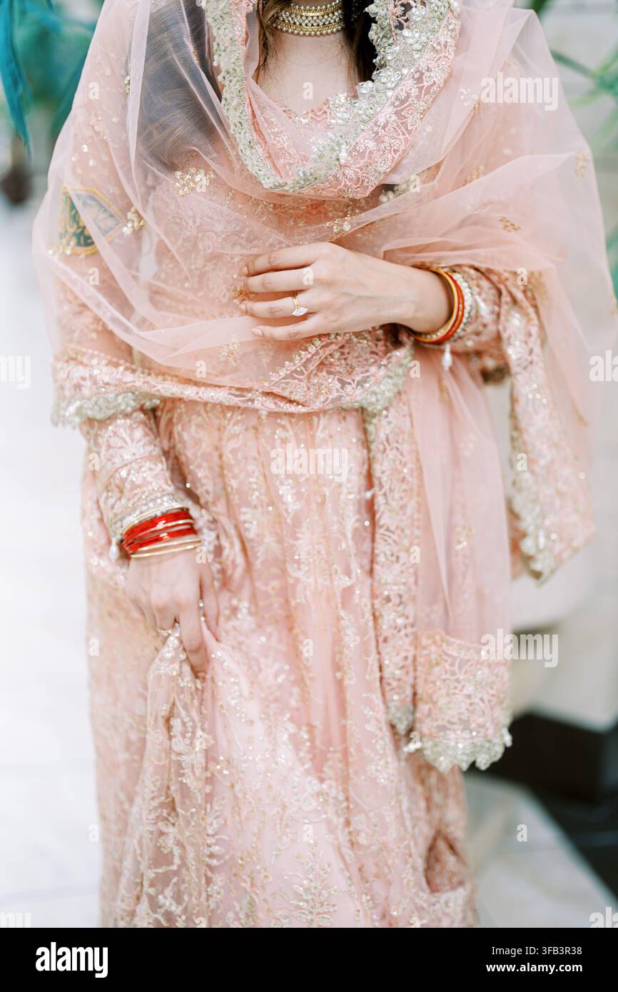 Elegante kulturelle Kleidung mit rosa besticktem Dupatta und Armreifen Stockfoto