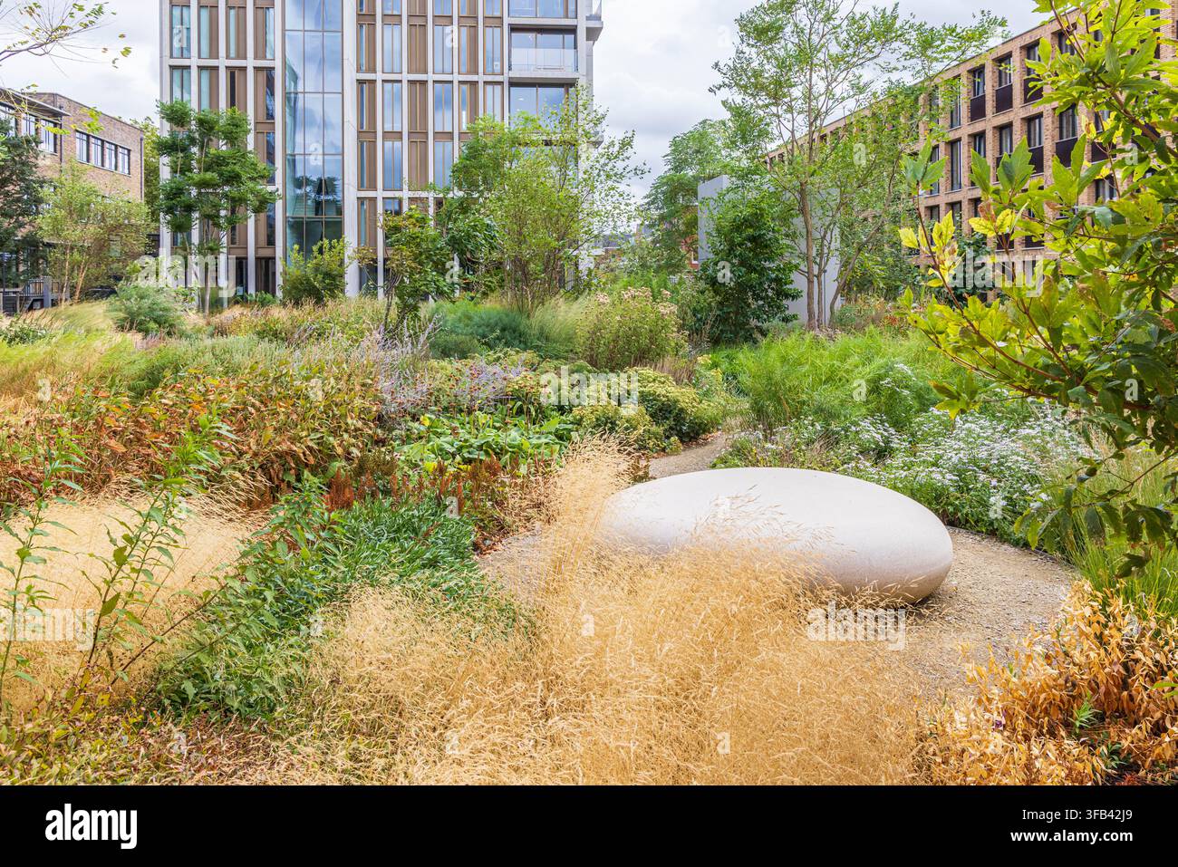 Ein städtischer Hofgarten als Dach eines Parkhauses an der Meelfabriek in Leiden zeigt moderne Backsteinwohnblöcke, einheimische Bepflanzung, Ornamenta Stockfoto