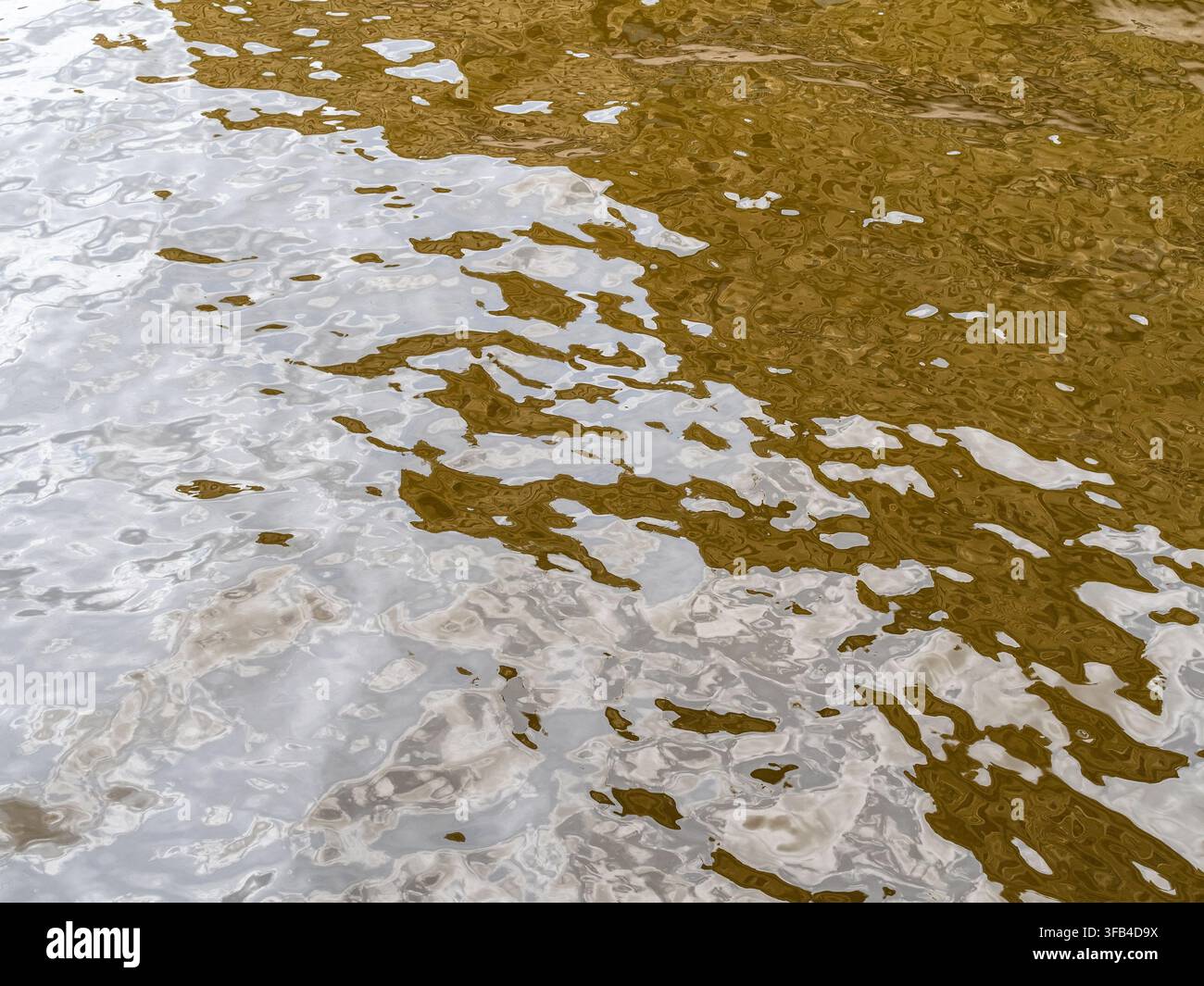Die braune Flussoberfläche ist mit leichten Wellen im Gribojedow-Kanal in der Stadt Sankt Petersburg, Russland, an einem Sommertag bedeckt Stockfoto