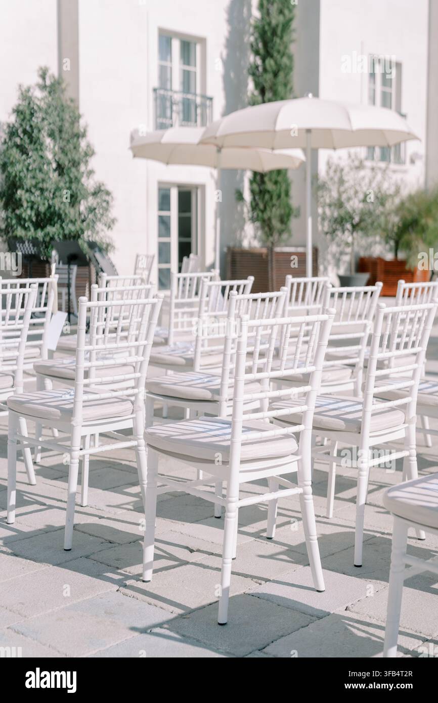 Elegante Sitzordnung für eine Hochzeitszeremonie im Freien Stockfoto