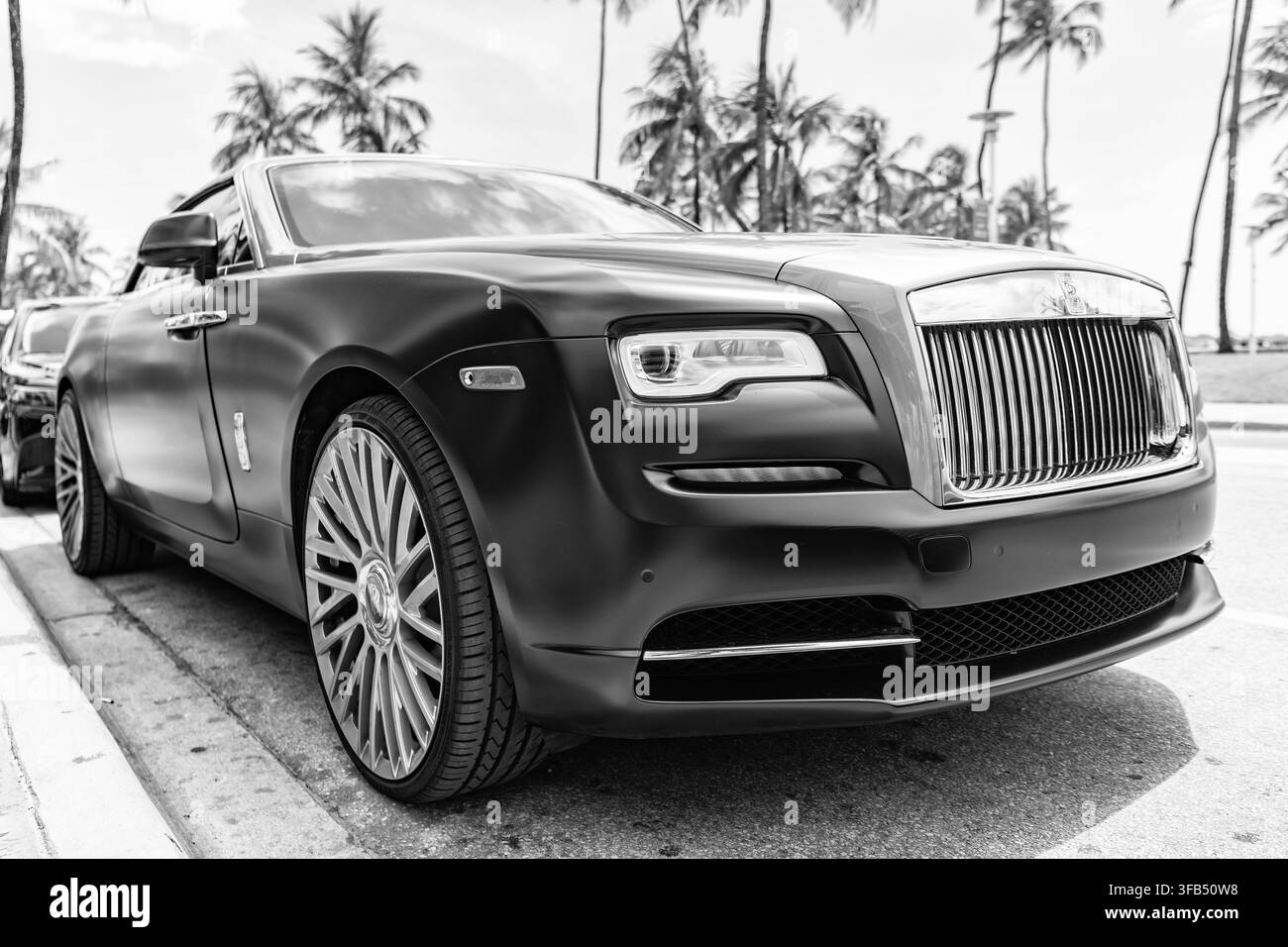 Miami, Florida, USA - 13. Juli 2025: Car Rolls Royce Wraith parkt im Freien. Graues schwarzes Auto, Eckansicht. 2016 Rolls Royce Wraith Luxuscoupé Stockfoto