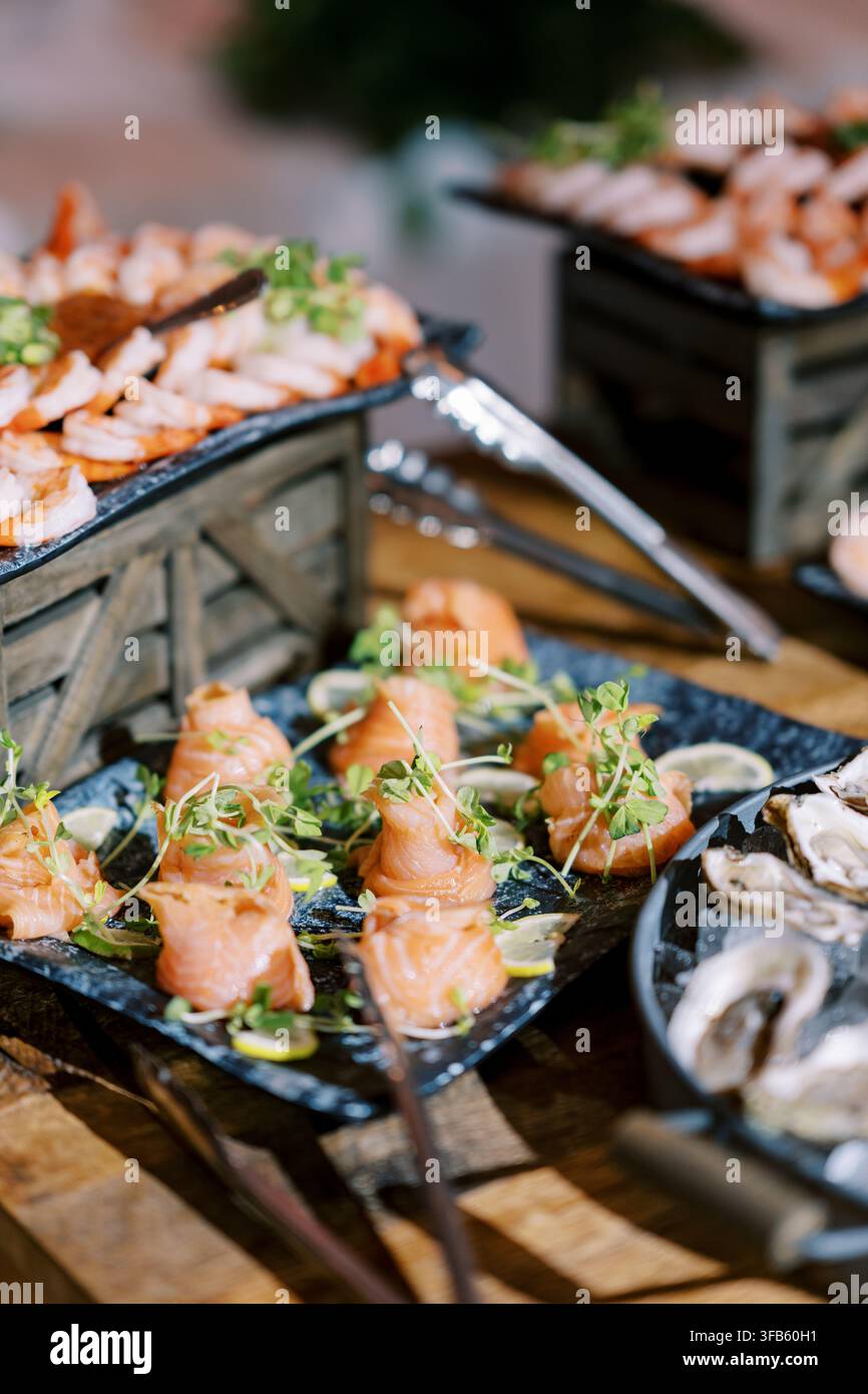 Gourmet-Meeresfrüchte-Buffet-Anzeige mit geräuchertem Lachs und Austern Stockfoto
