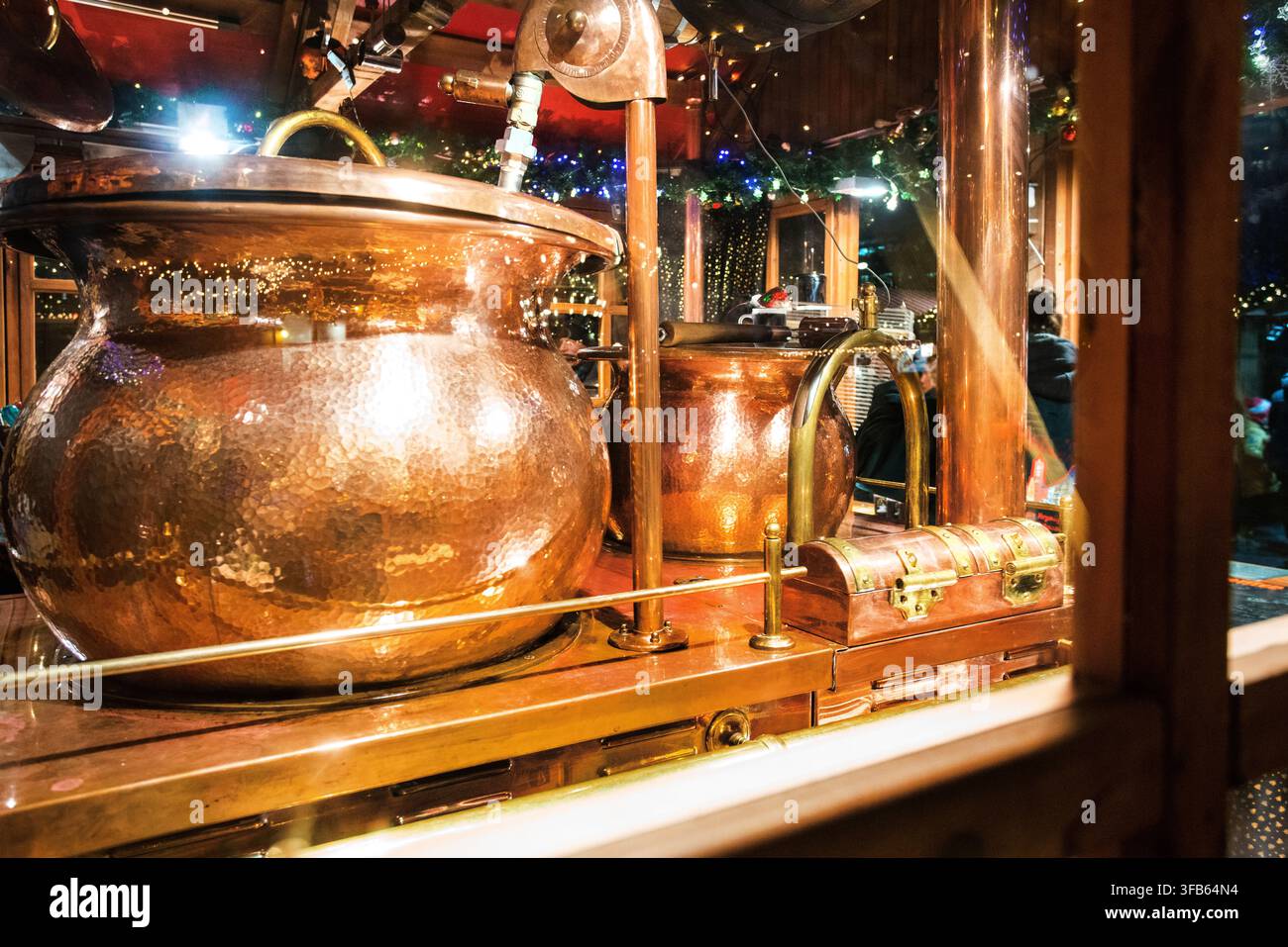 Berlin GE, 23. Dezember 2023: Eine glänzende Glühweinkanne (?) auf einem Weihnachtsmarkt in Berlin, Frankfurt, München, Köln oder Hamburg. Zwei Tage bis C Stockfoto