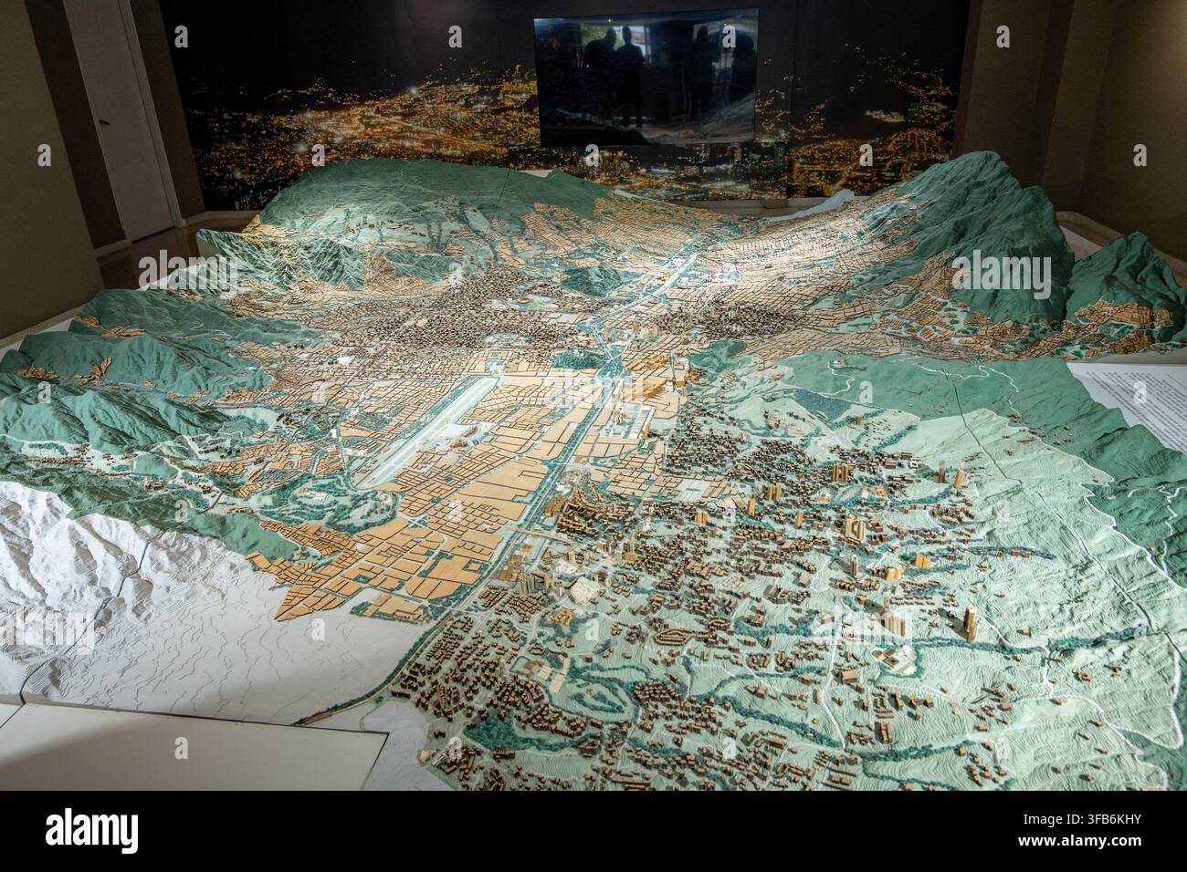 Medellin, Kolumbien – 15. Januar 2026: Großmodell von Medellín, Kolumbien, das seine Stadtplanung, Stadtgestaltung und geografischen Merkmale veranschaulicht Stockfoto
