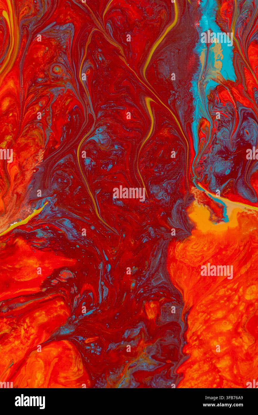 Abstrakter flüssiger Kunsthintergrund, hergestellt mit rotem, orangefarbenem und türkisblauem Acrylgießfarben, der marmorierte Wirbel und fließende organische Muster zeigt Stockfoto