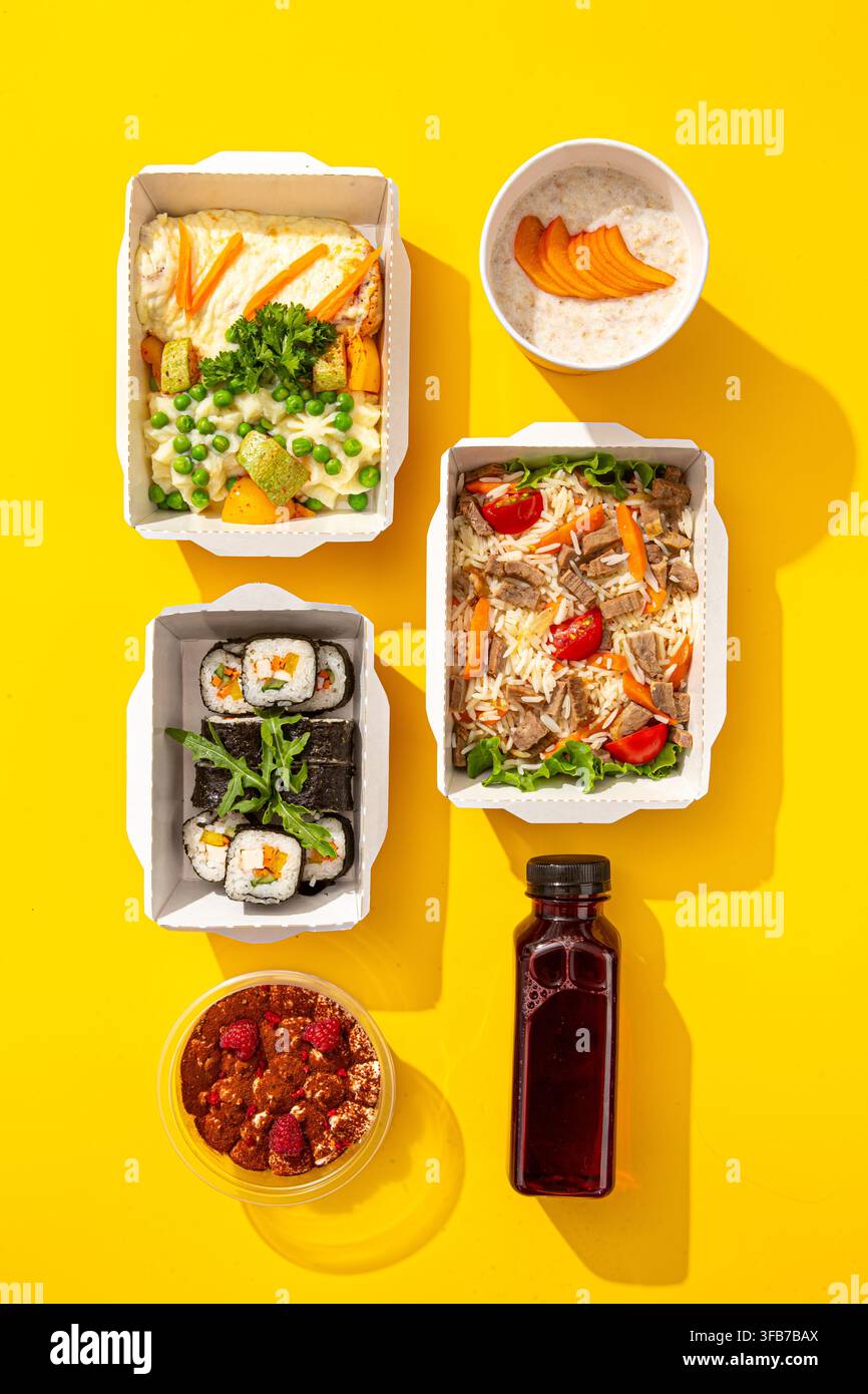 Gesunde Diät-Lieferboxen auf Gelb Stockfoto