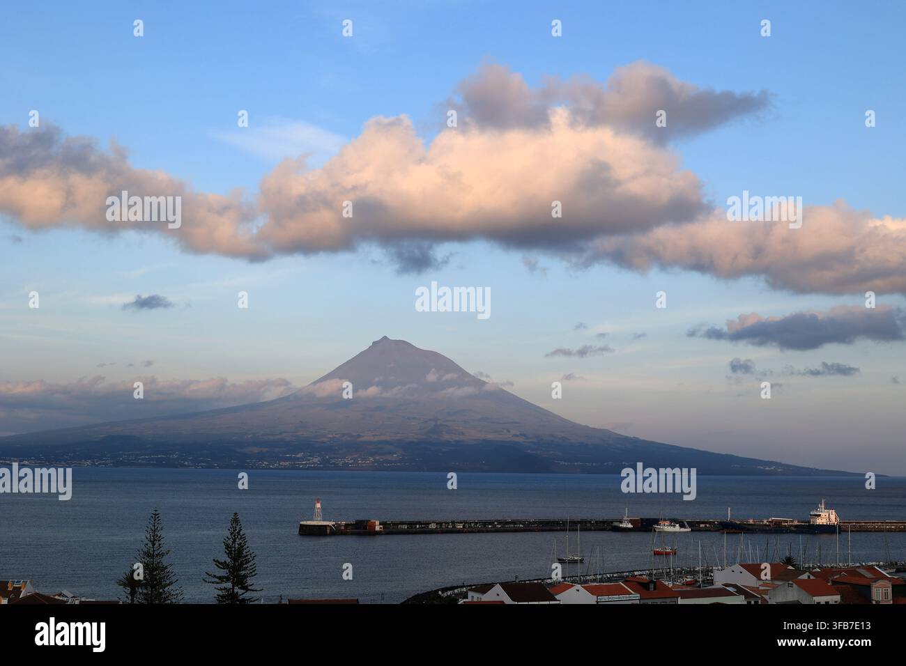 Blick auf den Pico-Vulkan in den Abendstunden, Azoren, Portugal Stockfoto