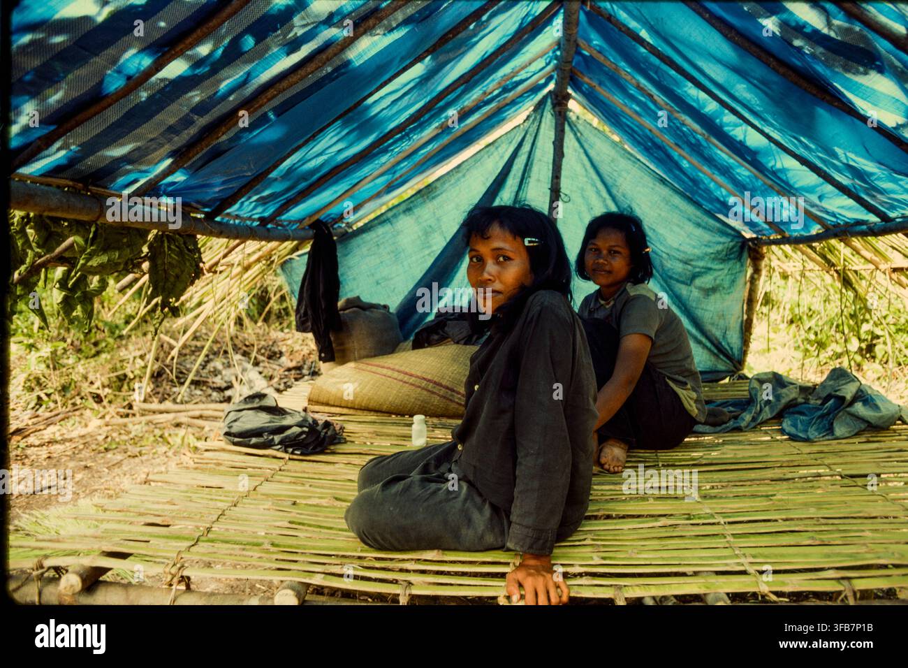 Juni 1980; eine Khmer-Rouge-Siedlung nahe Phnom Proek, 30 km tief in Kambodscha von der thailändischen Grenze entfernt. Stockfoto