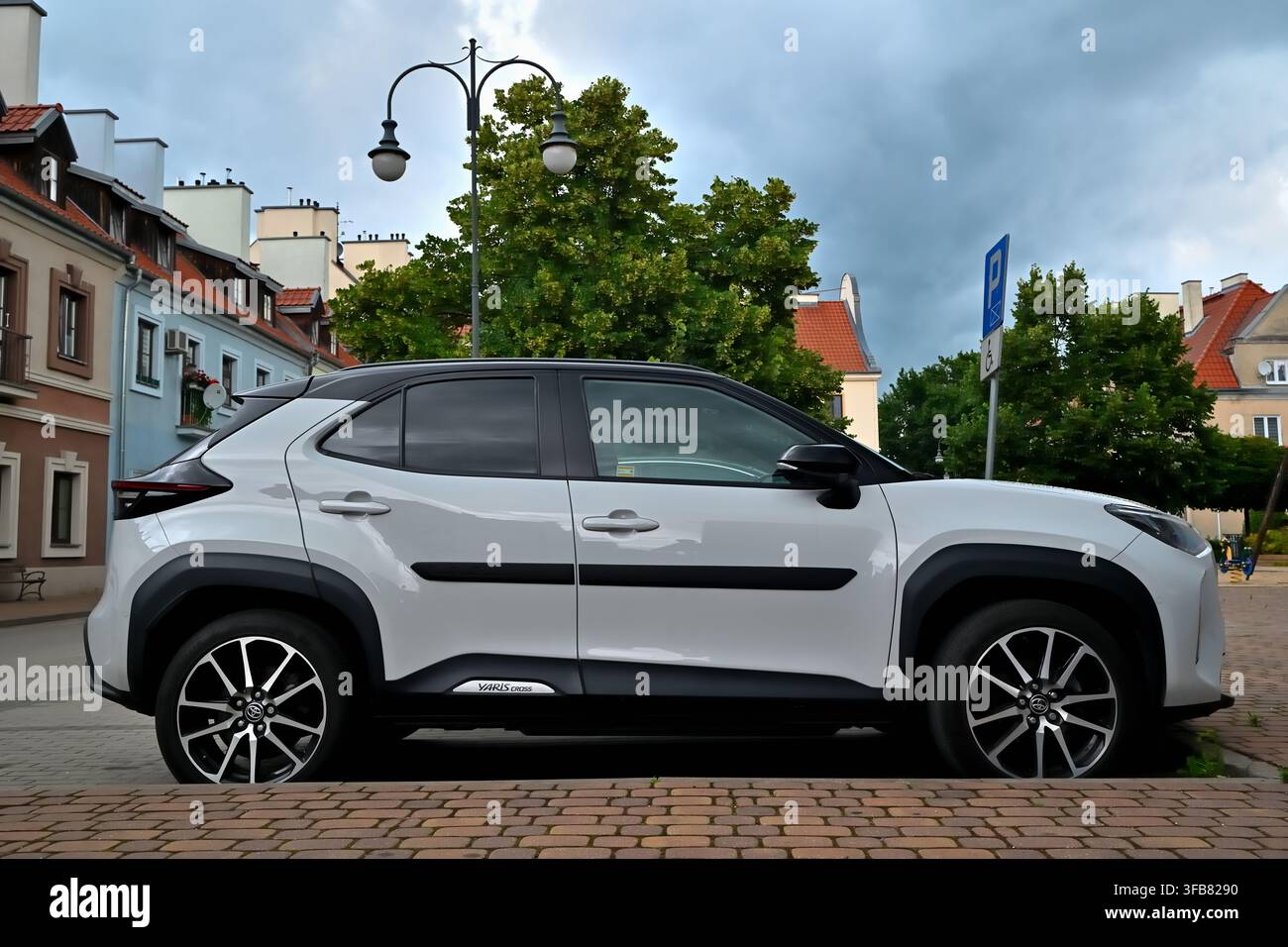 Toyota Yaris Cross Bi-Tone Crossover, geparkt am historischen Daszyński-Platz in Pisz, Polen Stockfoto