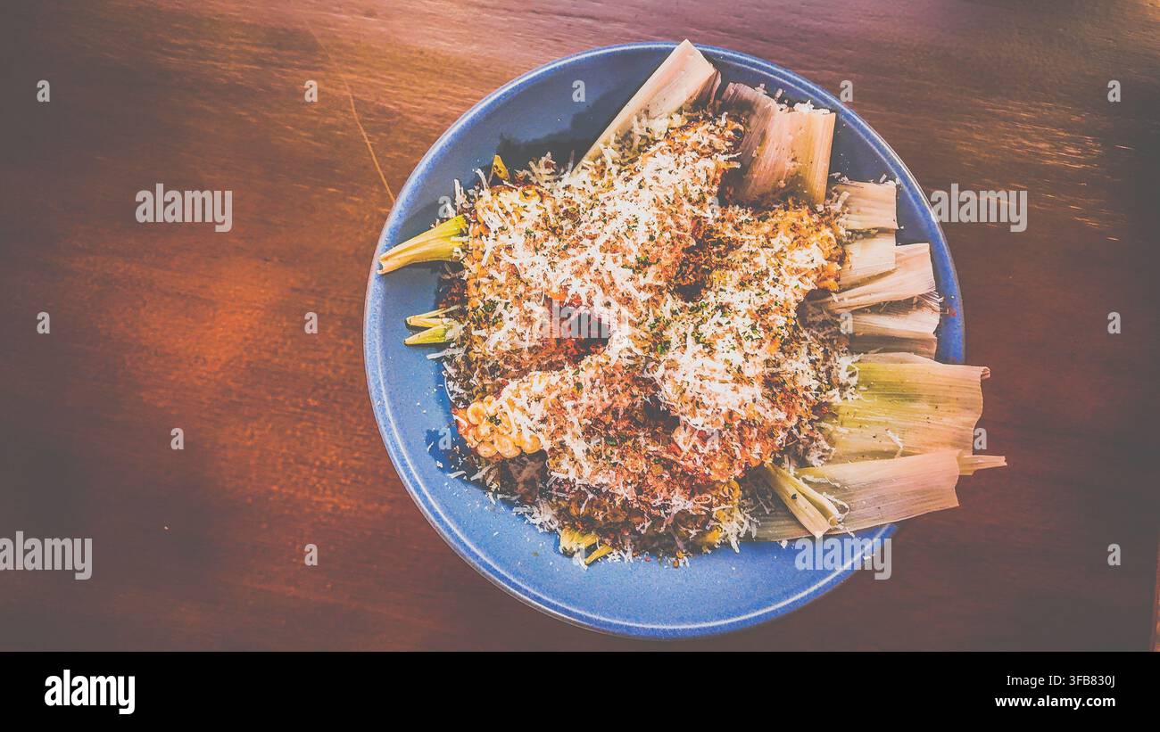 Spice White Corn Ribs über offenem Feuer gegrillt und in einer blauen Schüssel serviert Stockfoto