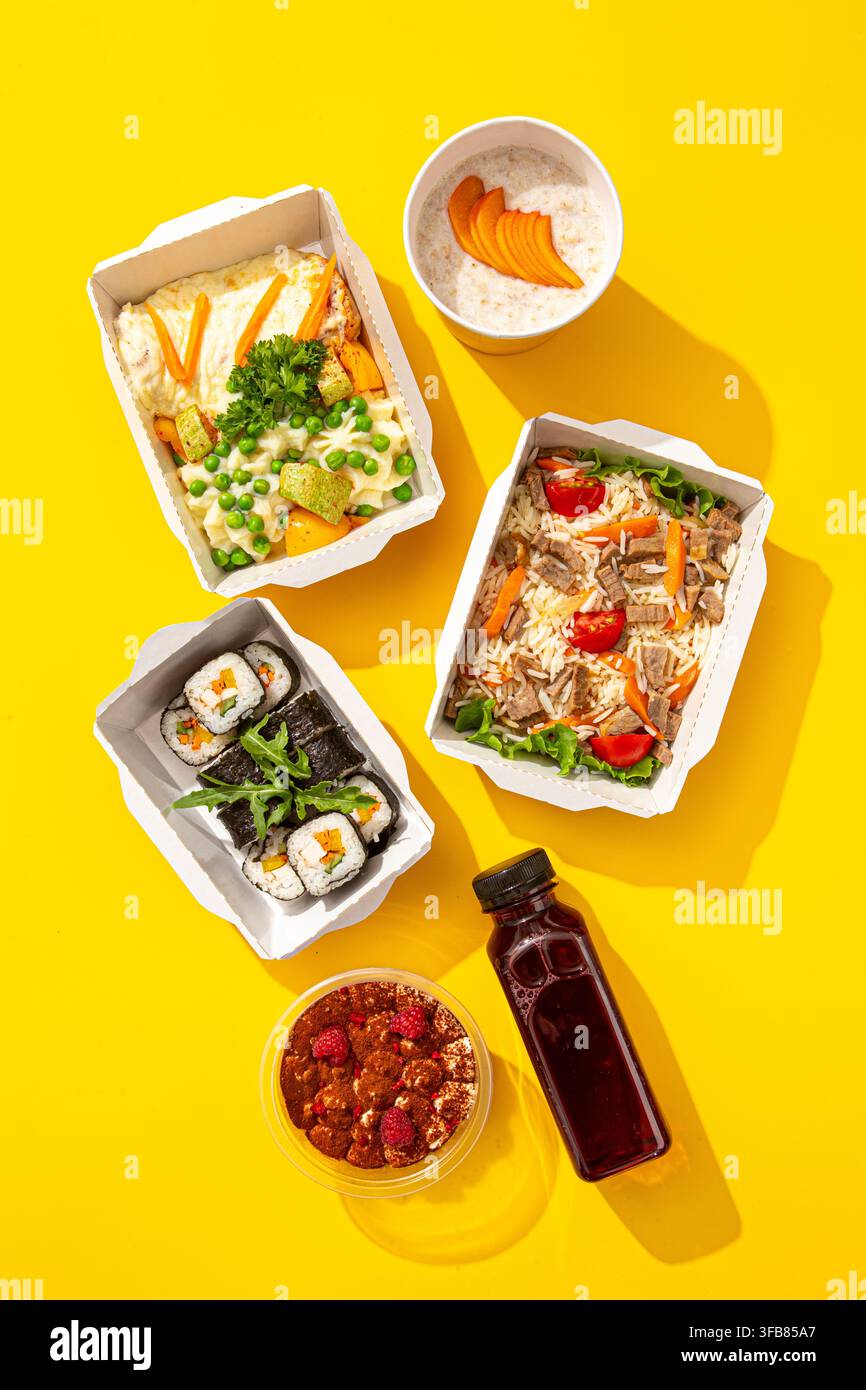 Gesunde Diät-Lieferboxen auf Gelb Stockfoto