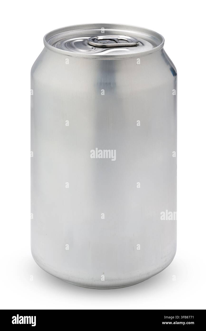Leere silberne Aluminium-Sodadosen-Vorlage isoliert auf einem sauberen weißen Hintergrund. Perfekte Vorlage für Branding, Verpackungsdesign-Präsentation und Softdrink Stockfoto
