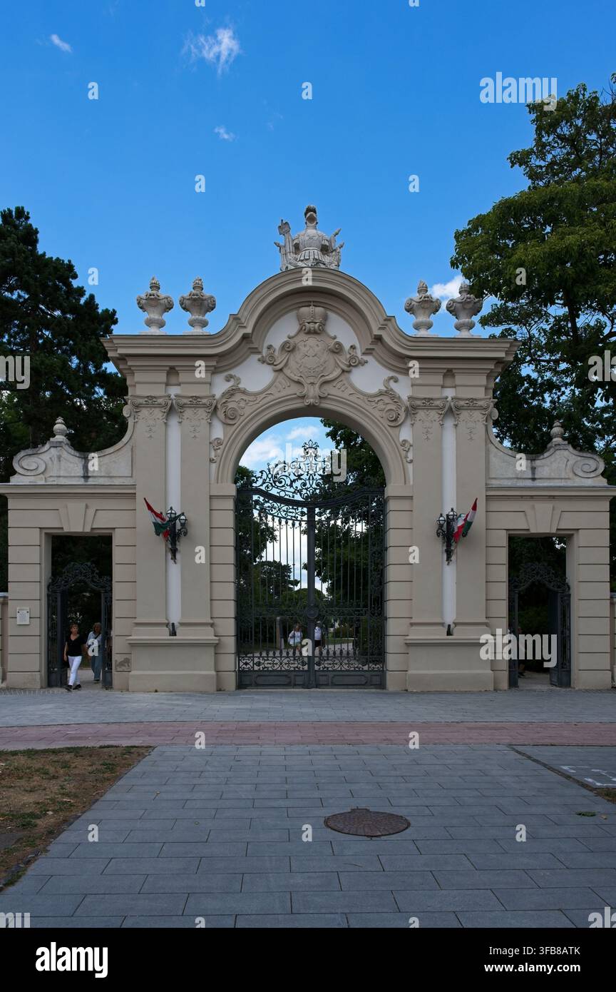 Keszthely, Ungarn - 24. Juli 2026: Zierlicher Steingang mit schmiedeeisernem Gitter am historischen barocken Festetics-Palast nahe Balaton. Stockfoto