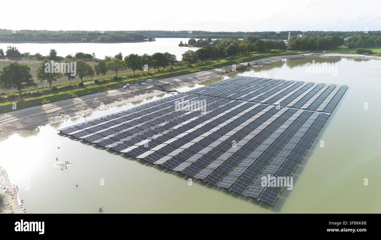 Energiewende in Ellertshaar mit schwimmenden Solarpanelen, Drenthe Stockfoto
