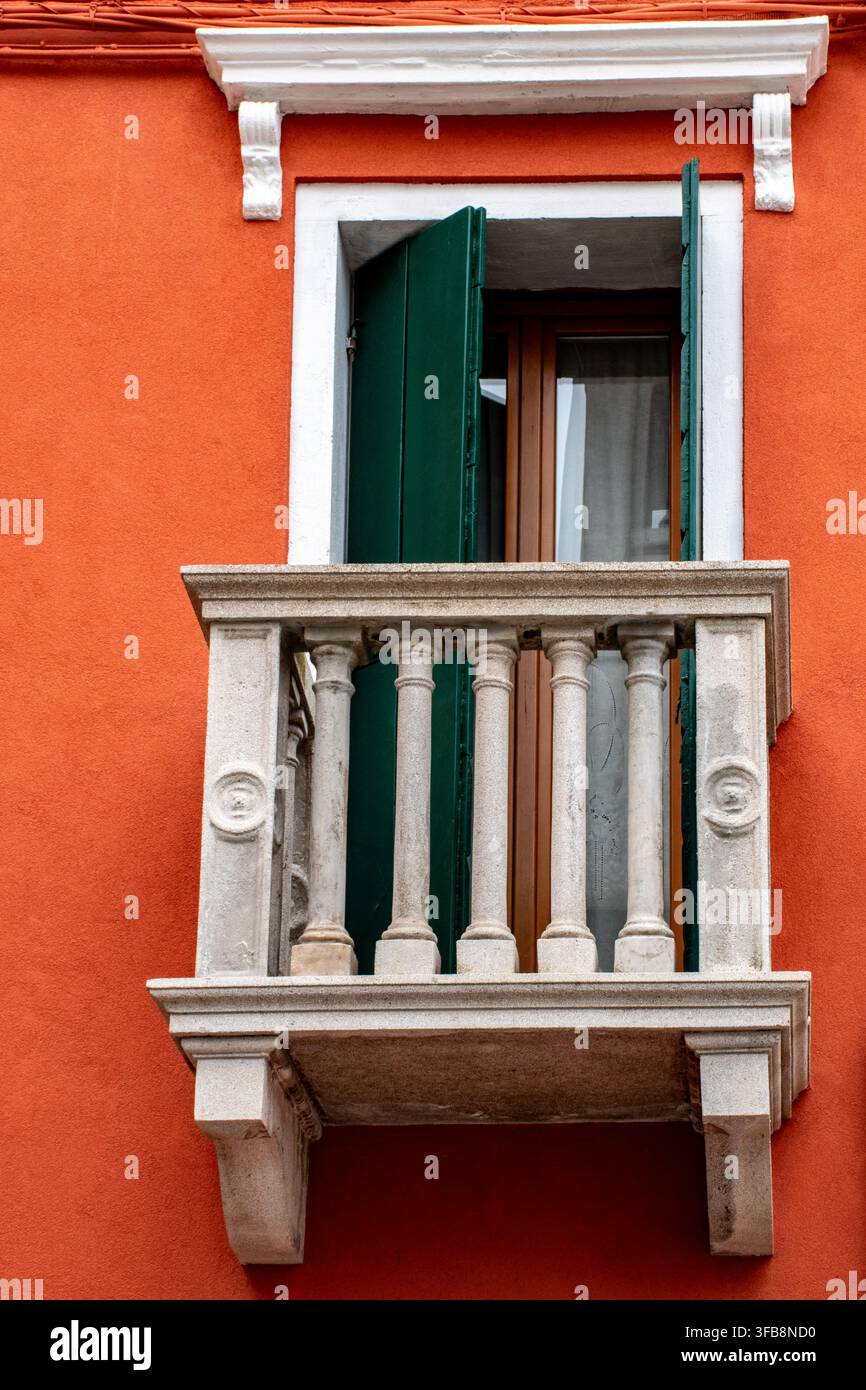 Balkon eines typischen venezianischen Hauses in Chioggia Stockfoto