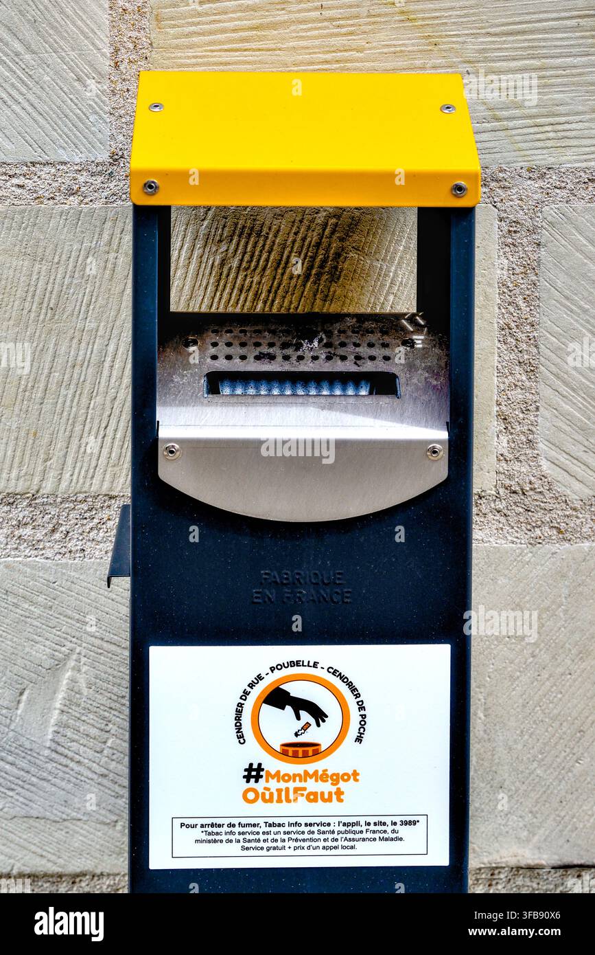 Straßenaschenbecher - gebrauchter Zigarettenbehälter und Recycler / Aschtray auf der Straße - Loches, Indre-et-Loire (37), Frankreich. Stockfoto