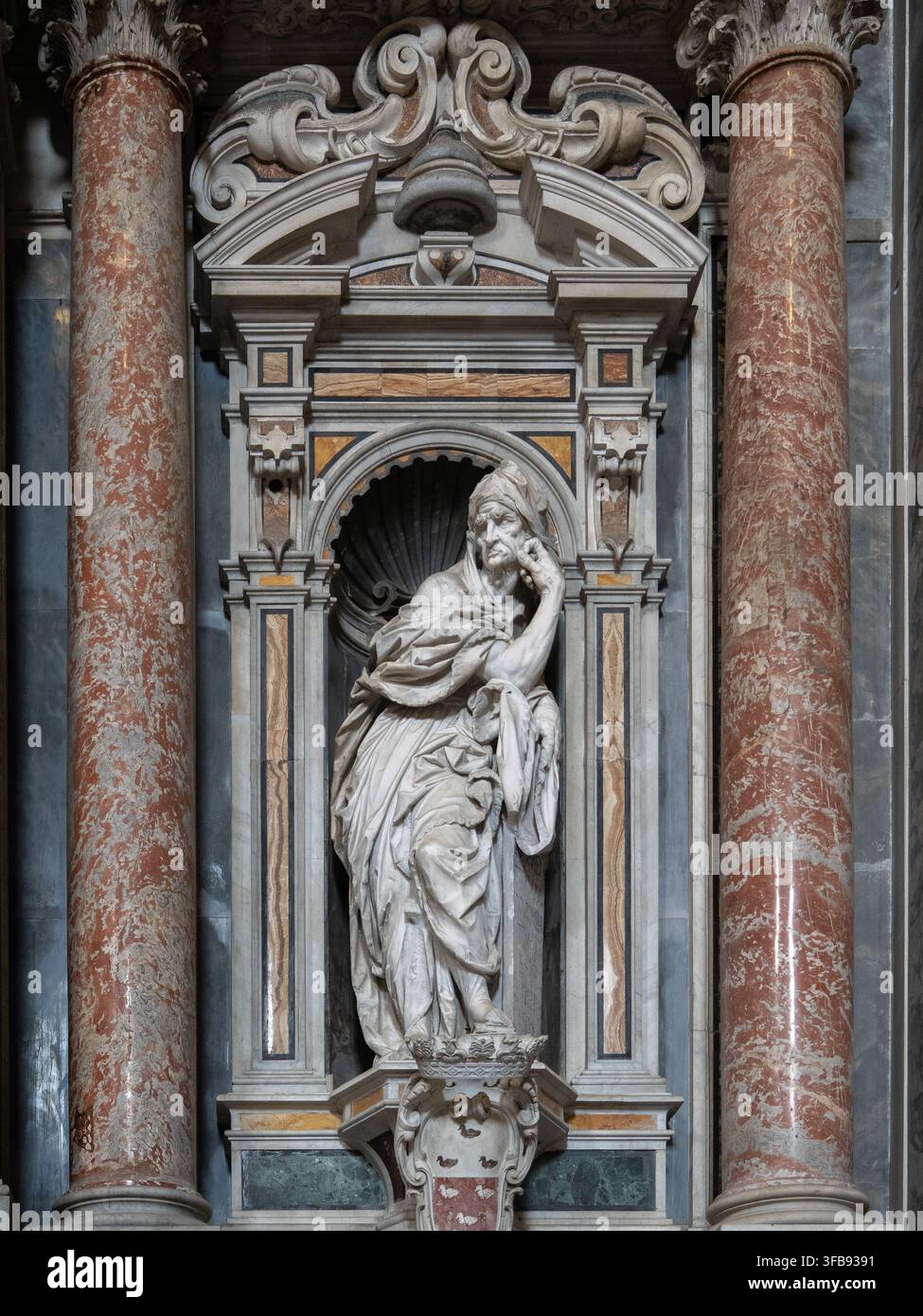 Marmorstatue eines Propheten in einer Nischenkolonne, Neapel, Italien. Stockfoto