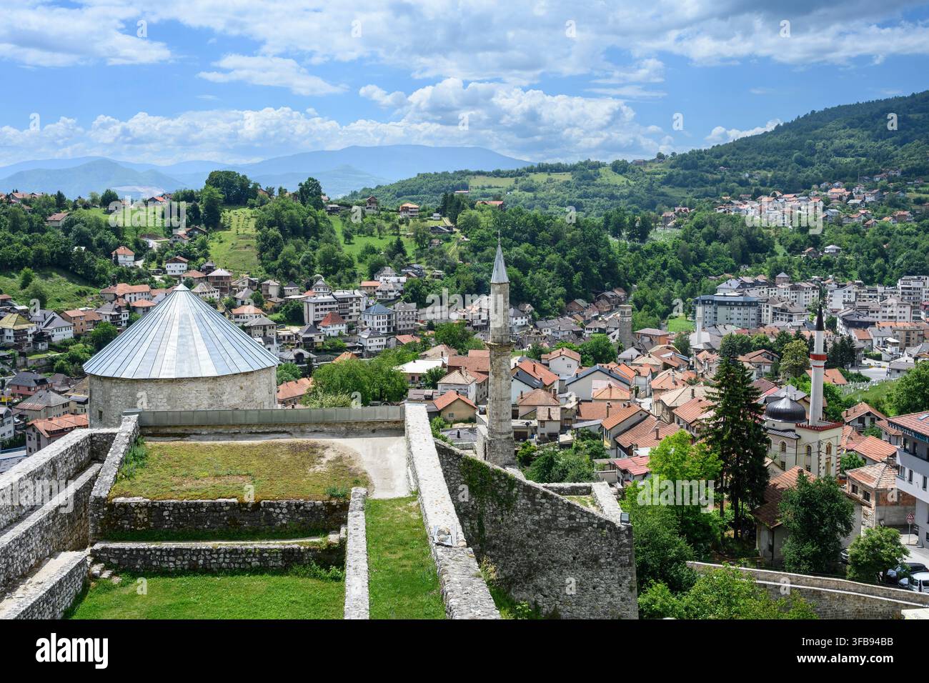 Die alte Stadt Travnick, gesehen vom Gelände der Festung Travnik, einst die Hauptstadt von Bosnien und Herzegowina, Balkanhalbinsel, Osteuropa Stockfoto