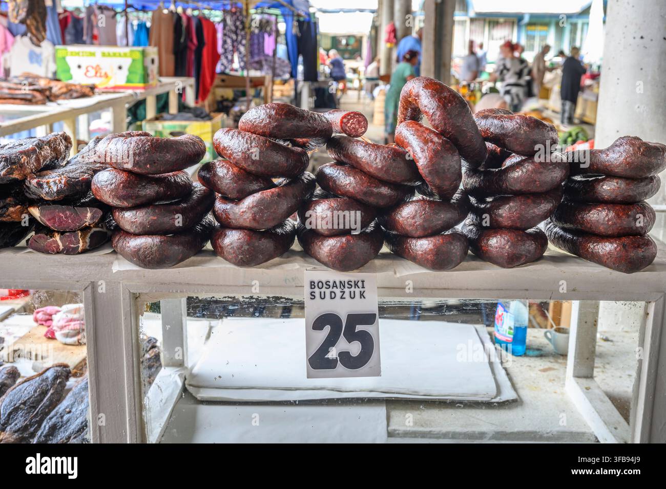 Traditioneller bosnischer Sudzuk, würzige, luftgetrocknete Wurst, zum Verkauf auf dem Markt in Travnik, Bosnien und Herzegowina, Balkanhalbinsel, Osteuropa. Stockfoto