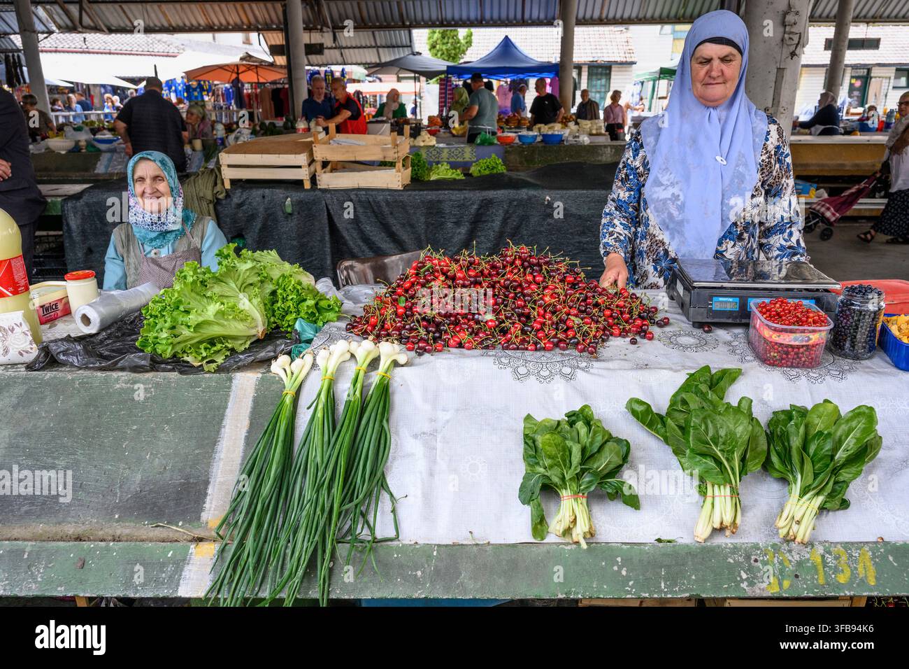 Lokale Produkte zum Verkauf auf dem Markt in Travnik, Bosnien und Herzegowina, Balkanhalbinsel, Osteuropa. Stockfoto