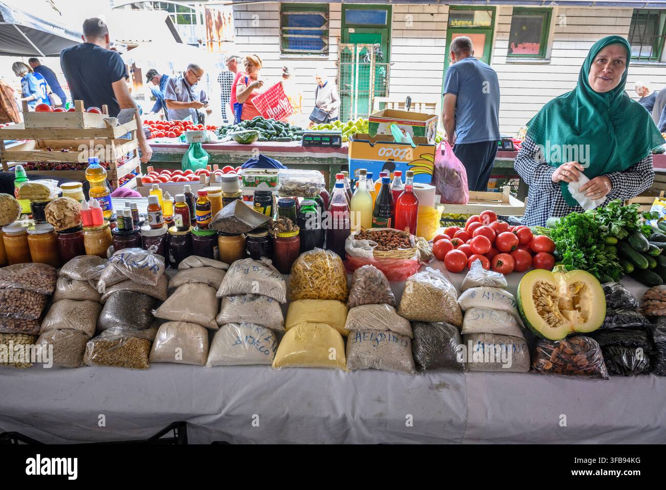 Lokale Produkte zum Verkauf auf dem Markt in Travnik, Bosnien und Herzegowina, Balkanhalbinsel, Osteuropa. Stockfoto