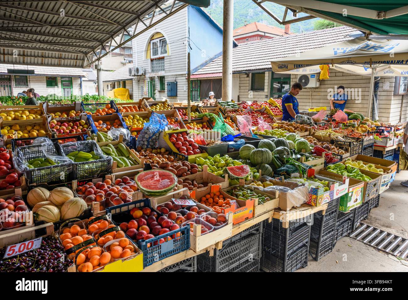 Lokale Produkte zum Verkauf auf dem Markt in Travnik, Bosnien und Herzegowina, Balkanhalbinsel, Osteuropa. Stockfoto