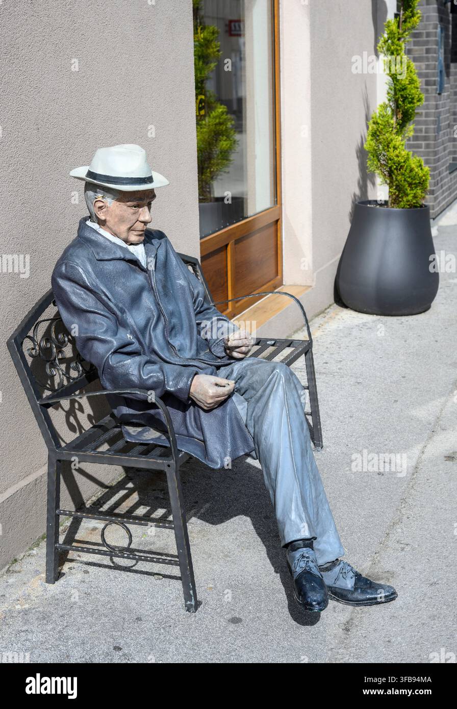 Eine Statue des Schriftstellers Ivo Andrić (1892 – 13. März 1975), der auf einer Bank vor der Bibliothek von Travnik sitzt. Er wurde in Travnik geboren und gewann den Nobelpreis Stockfoto